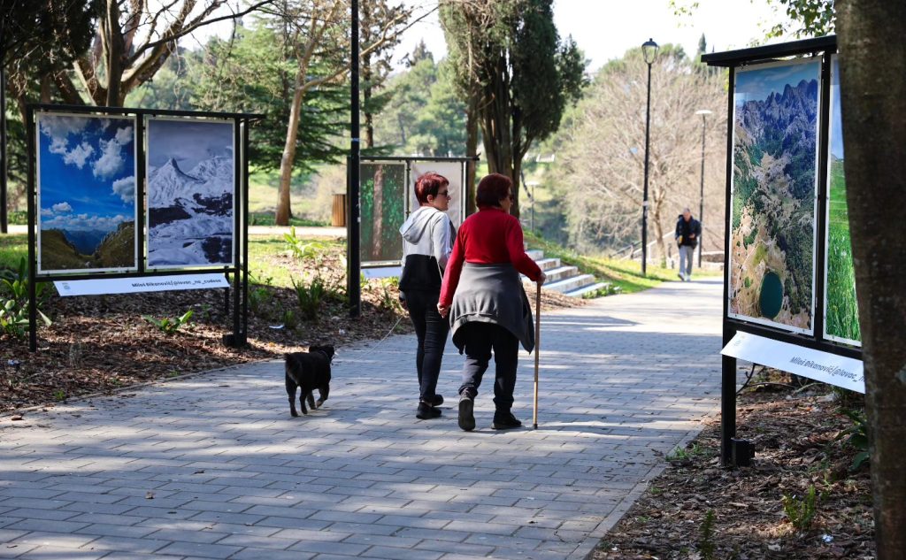 Izložba fotografija autora Miloša Đikanovića u njegoševom parku